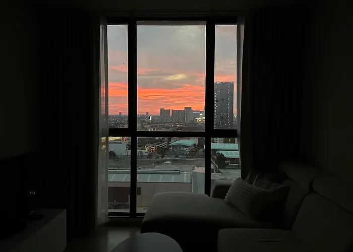 Entire Near Train Station With Pool & Views Апартаменты *