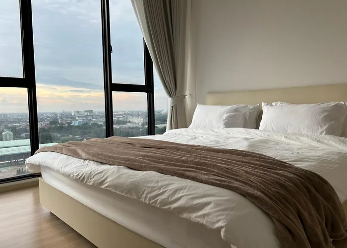 Апартаменты Entire Near Train Station With Pool & Views Бангкок