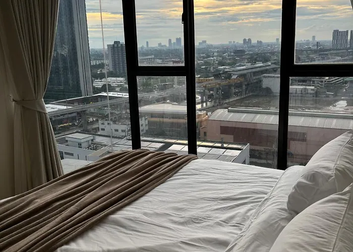 Entire Near Train Station With Pool & Views Апартаменты
