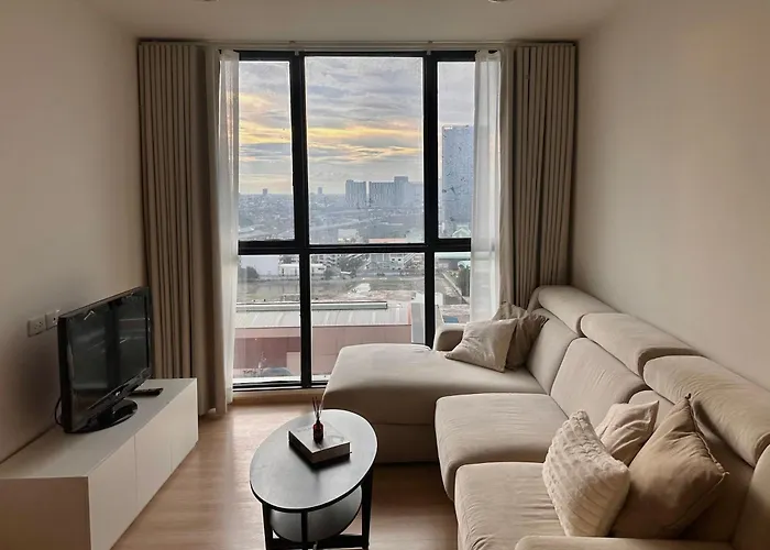 Апартаменты Entire Near Train Station With Pool & Views