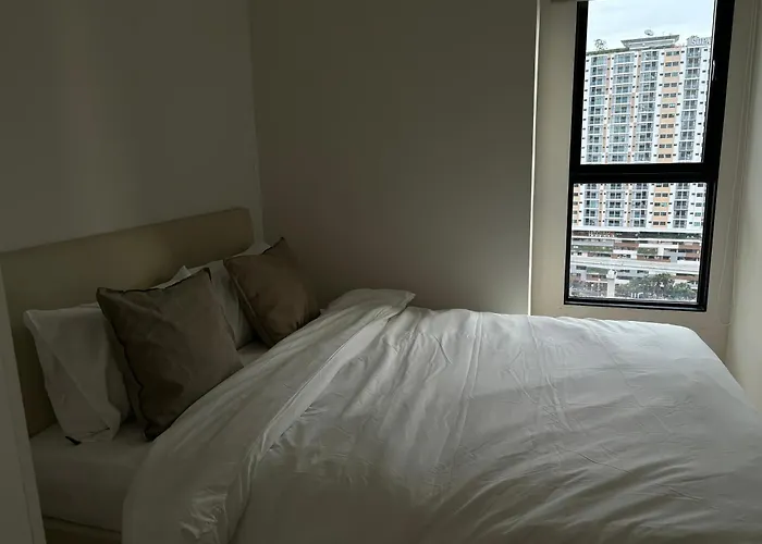 Entire Near Train Station With Pool & Views Апартаменты Бангкок