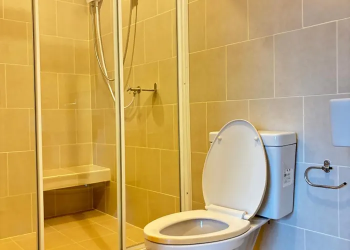 Entire Near Train Station With Pool & Views Апартаменты