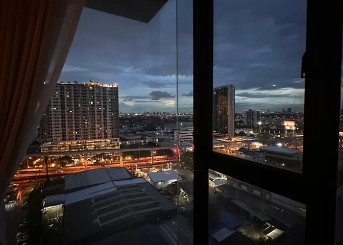Апартаменты Entire Near Train Station With Pool & Views *